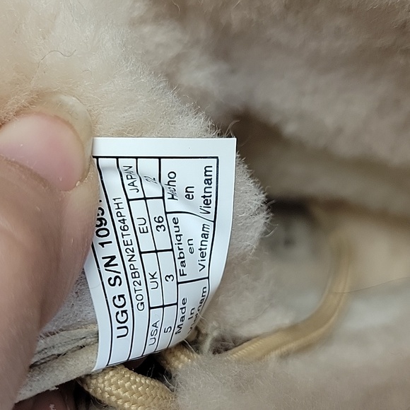 New Ugg Winter Weatherproof Boots - Picture 3 of 4